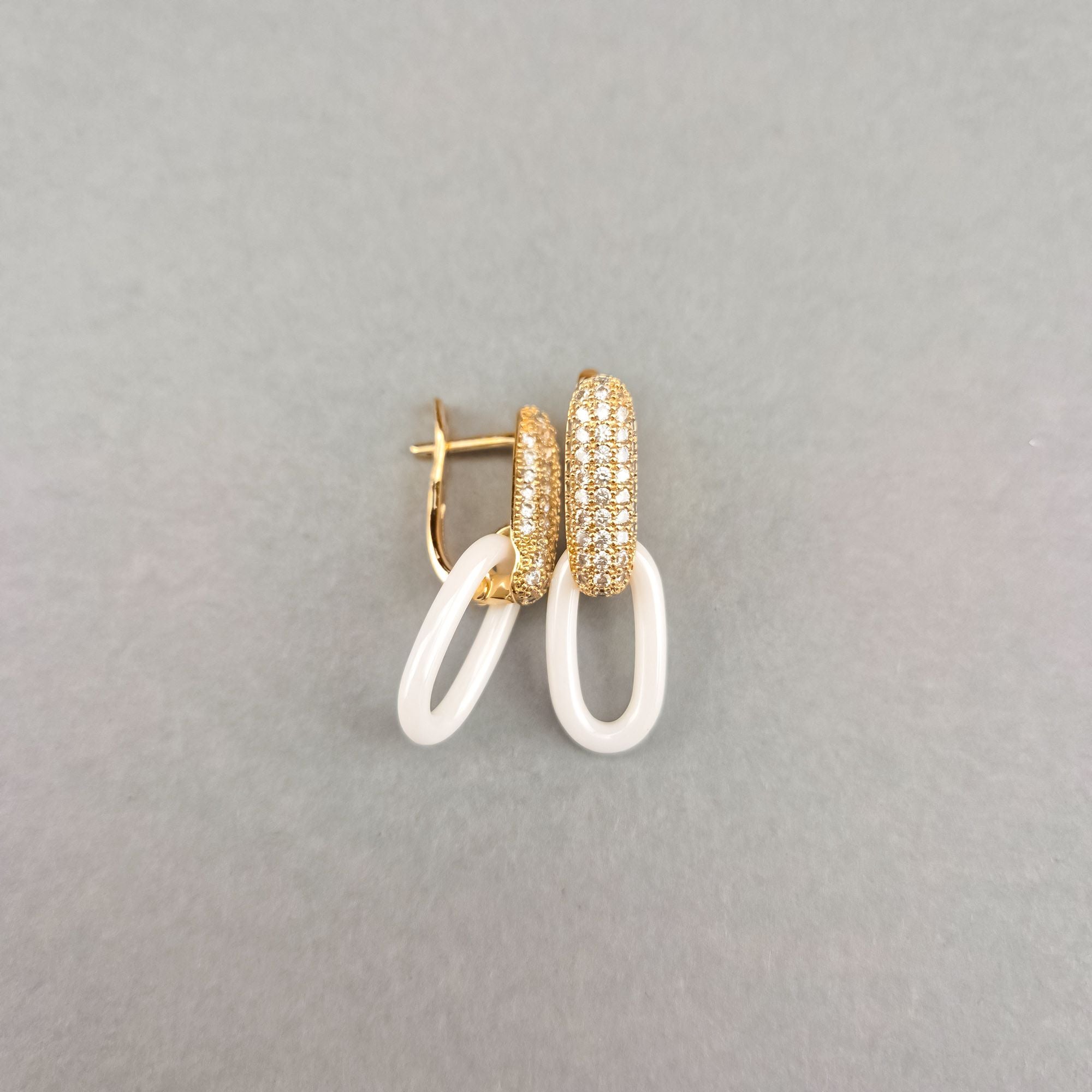 Eleganti auskari ar 18k pārklājumu, baltu keramiku un angļu aizdari