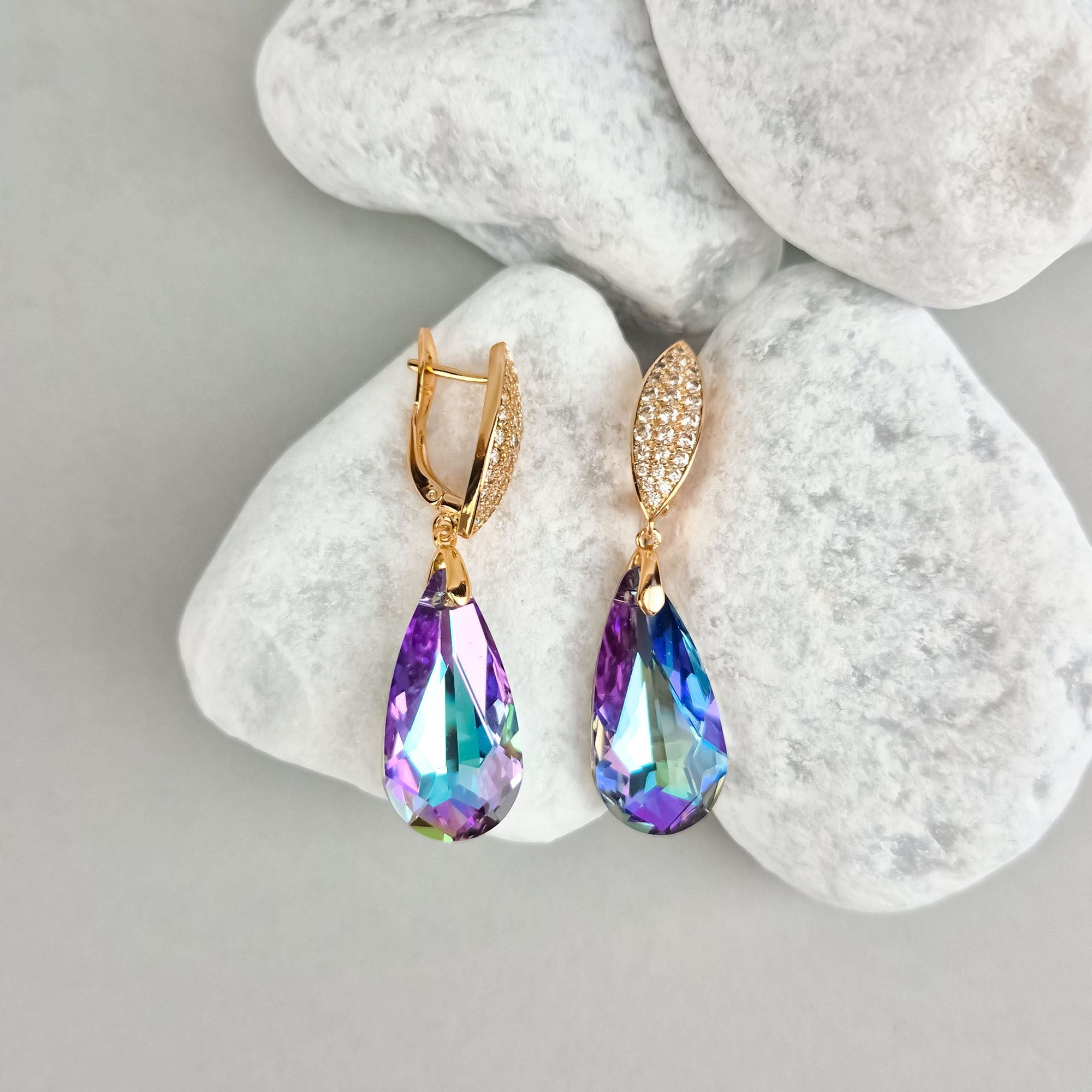 Eleganti auskari ar angļu aizdari un mirdzošiem Swarovski akmeņiem