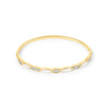 Cietā bangle rokassprādze ar ovālu posmu dizainu, 14k zelta pārklājumu un akmeņu spīdumu